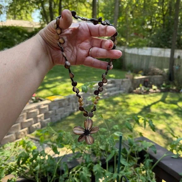 Cowrie Shell Flower Pendant Necklace Pendant Handcrafted Boho Beachy Glossy - Picture 4 of 7